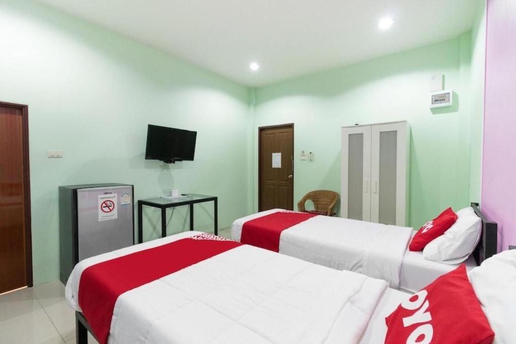 Oyo 1163 Eden Hostel Phuket Luaran gambar
